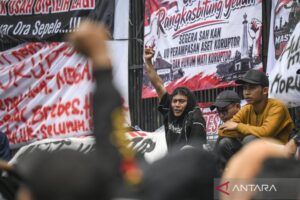 aksi-ampb-di-depan-gedung-dprmpr-2851711
