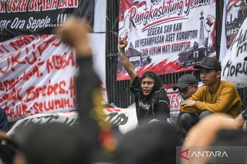 aksi-ampb-di-depan-gedung-dprmpr-2851711